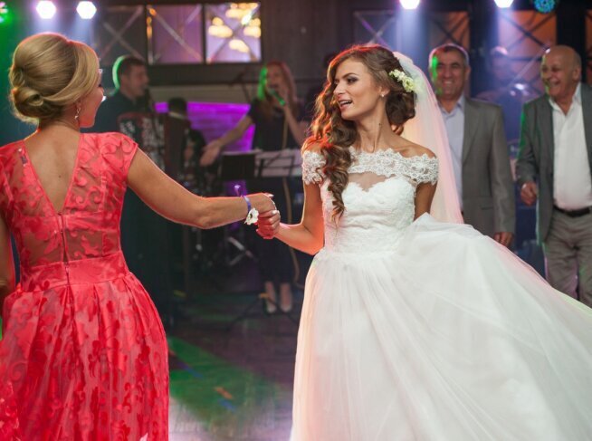 Die Braut tanzt mit der Brautmutter